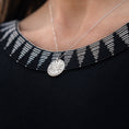 Charger l'image dans la visionneuse de la galerie, zoom médaille argent massif sur robe noire