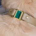 Charger l'image dans la visionneuse de la galerie, sur Cou de Golden Retreiver collier touareg beige , boucle bronze et Murano Turquoise