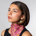 Charger l'image dans la visionneuse de la galerie, Foulard de soie Rose indien Homme et Femme-Les Soieries d'HUBBTON'S