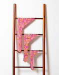 Charger l'image dans la visionneuse de la galerie, Foulard de soie Rose Indien pour chien-Les Soieries d'HUBBTON'S