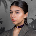 Charger l'image dans la visionneuse de la galerie, portrait jeune femme brune portant collier Palma prune boucle bronze et murano rose
