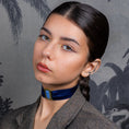 Charger l'image dans la visionneuse de la galerie, portrait jeune femme brune portant collier Palma bleu boucle bronze et murano bleu cristallo
