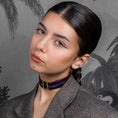 Charger l'image dans la visionneuse de la galerie, portrait jeune femme brune portant collier Palma prune boucle bronze et murano prune
