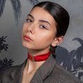 Charger l'image dans la visionneuse de la galerie, portrait jeune femme brune portant collier Palma rouge boucle argent massif et murano orange
