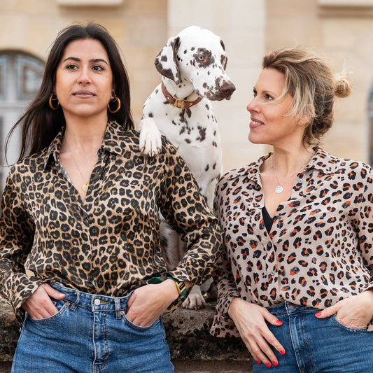 2 femmes portant des médailles soleil argent et bronze , entre elles une dalmatienne regardant l'une d'elle