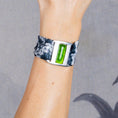 Charger l'image dans la visionneuse de la galerie, vue sur main bracelet collection upcyclée anima boucle argent et murano olive
