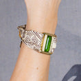 Charger l'image dans la visionneuse de la galerie, vue sur main bracelet collection upcyclée havana boucle bronze et murano olive
