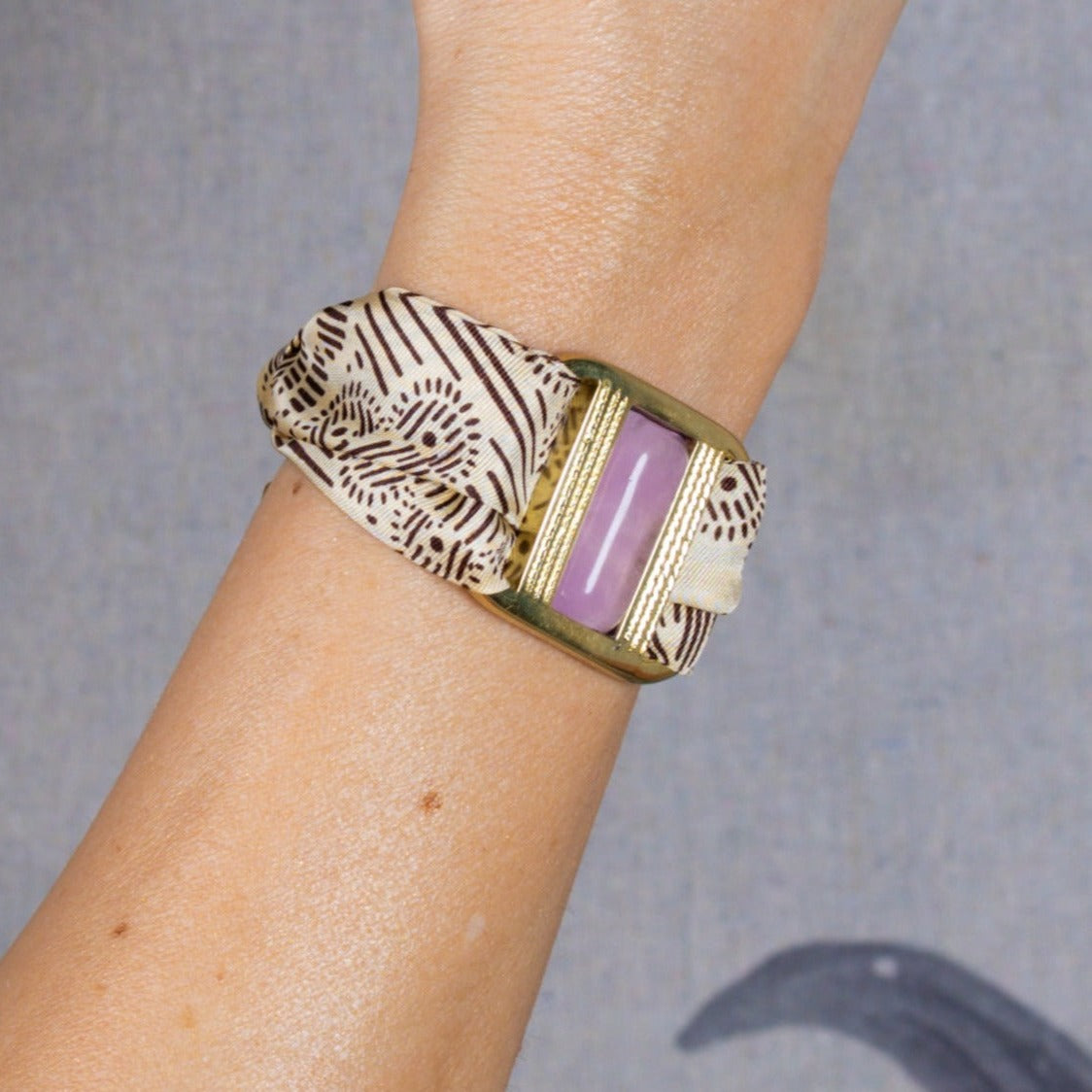 vue sur main bracelet collection upcyclée havana boucle bronze et murano rose