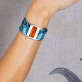 Charger l'image dans la visionneuse de la galerie, vue sur main bracelet collection upcyclée india bleu boucle argent et murano orange
