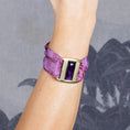 Charger l'image dans la visionneuse de la galerie, vue sur main bracelet collection upcyclée india rose boucle bronze et murano violet
