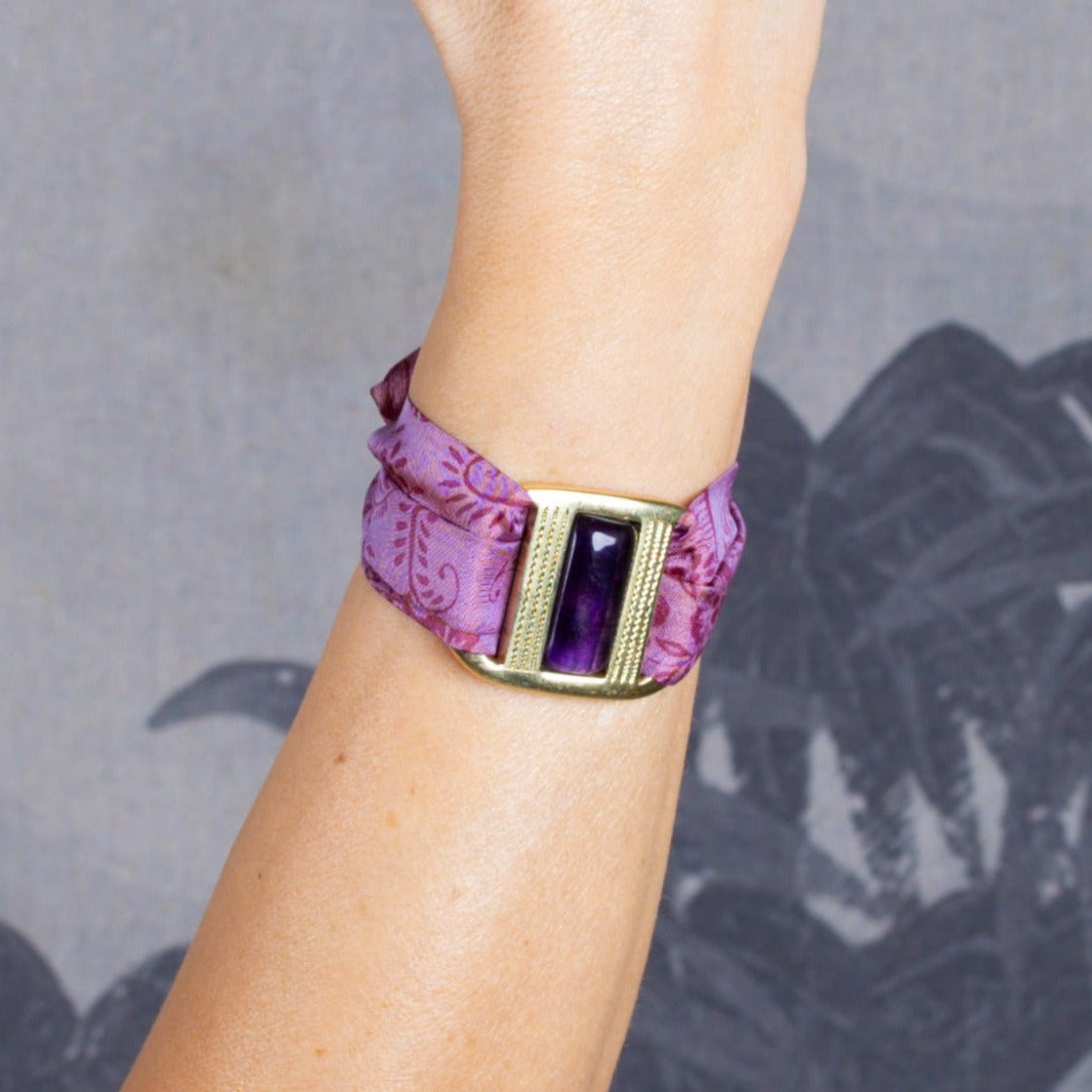 vue sur main bracelet collection upcyclée india rose boucle bronze et murano violet