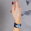 Charger l'image dans la visionneuse de la galerie, vue sur main bracelet collection upcyclée perla boucle bronze et murano bleu
