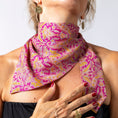 Charger l'image dans la visionneuse de la galerie, Foulard de soie Rose indien Homme et Femme-Les Soieries d'HUBBTON'S
