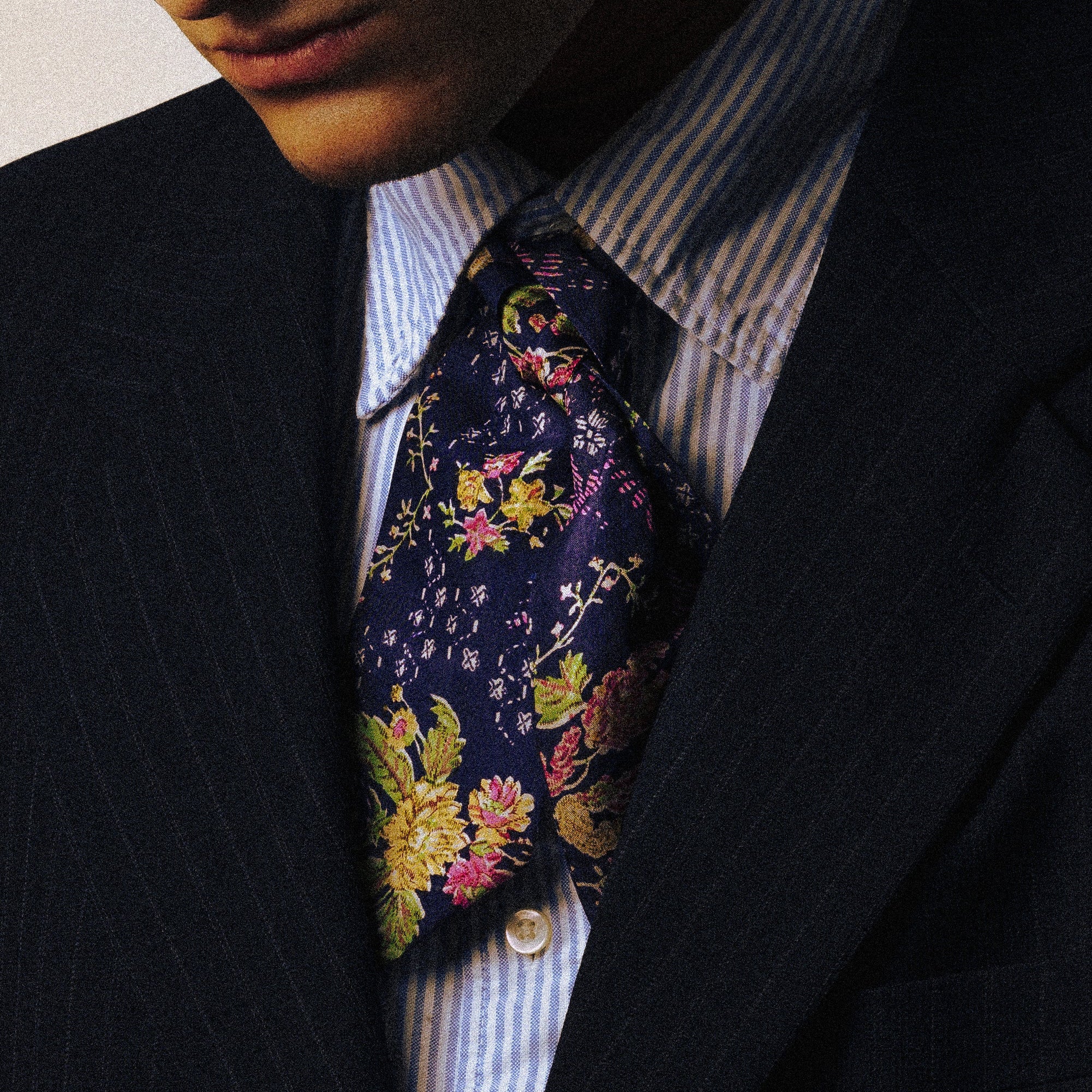 foulard porté façon cravate