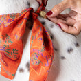 Charger l'image dans la visionneuse de la galerie, Foulard de soie Cuivre d'automne pour chien-Les Soieries d'HUBBTON'S
