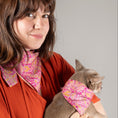 Charger l'image dans la visionneuse de la galerie, Foulard de soie Rose Indien pour chien-Les Soieries d'HUBBTON'S

