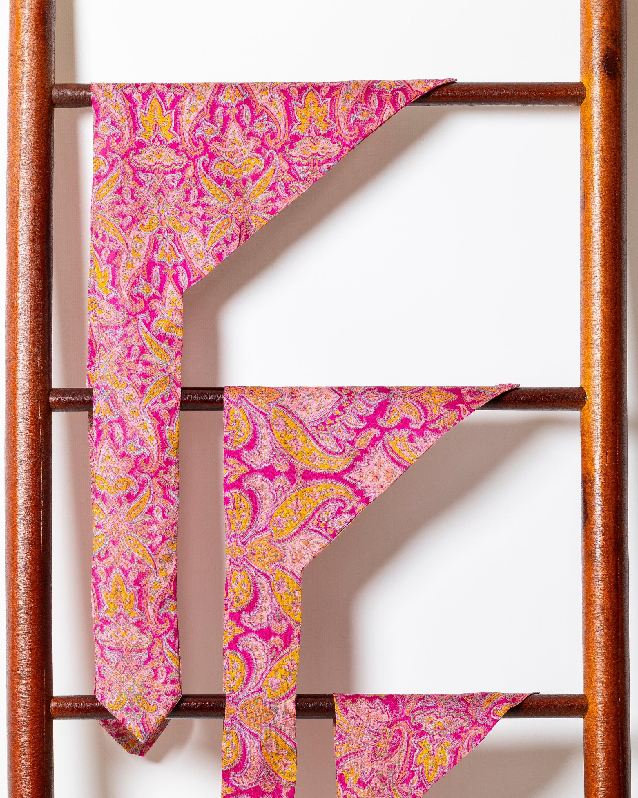 Foulard de soie Rose Indien pour chien-Les Soieries d'HUBBTON'S