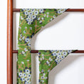 Charger l'image dans la visionneuse de la galerie, Foulard de soie Vert fleuri pour chien-Les Soieries d'HUBBTON'S
