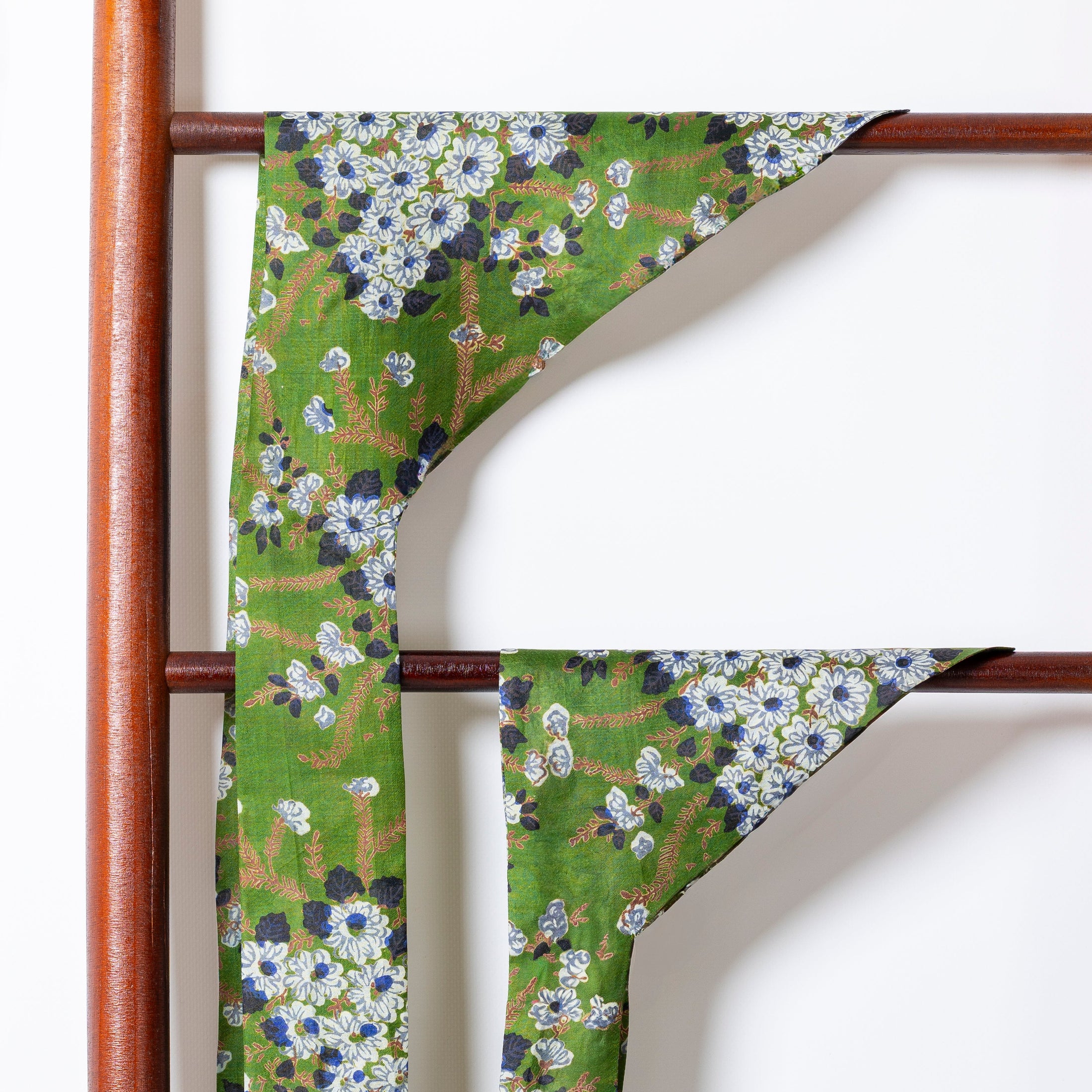 Foulard de soie Vert fleuri pour chien-Les Soieries d'HUBBTON'S