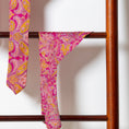 Charger l'image dans la visionneuse de la galerie, Foulard de soie Rose Indien pour chien-Les Soieries d'HUBBTON'S
