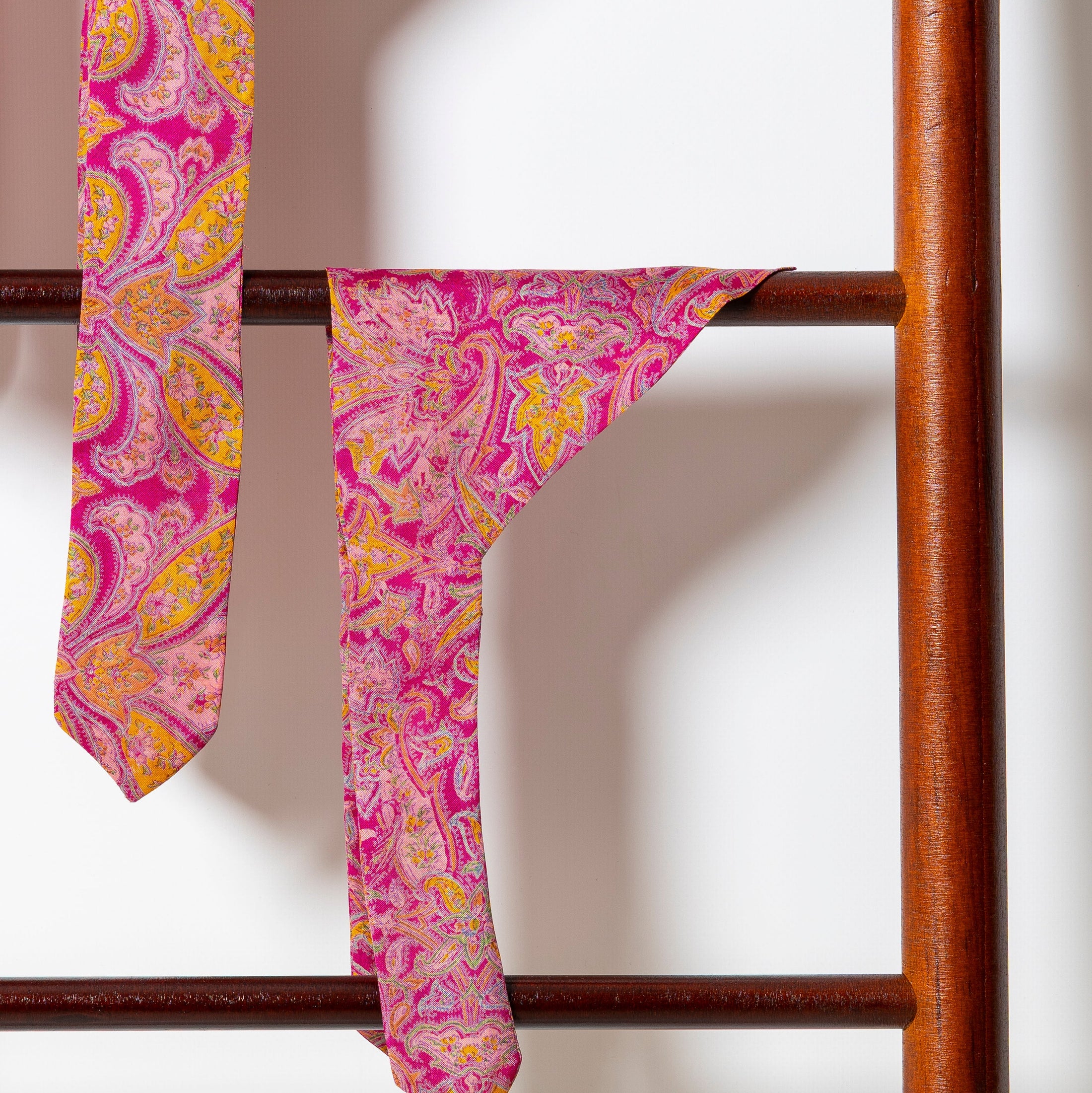 Foulard de soie Rose Indien pour chien-Les Soieries d'HUBBTON'S